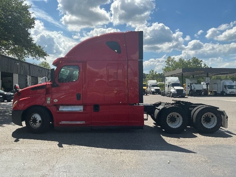 Sleeper Tractor-Heavy Duty Tractors-Freightliner-2021-T12664ST-Jacksonville-FL-627,129\n\t\tmiles-$ 46,250 - Image 4