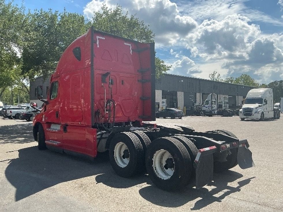 Sleeper Tractor-Heavy Duty Tractors-Freightliner-2021-T12664ST-Jacksonville-FL-627,129\n\t\tmiles-$ 46,250 - Image 5