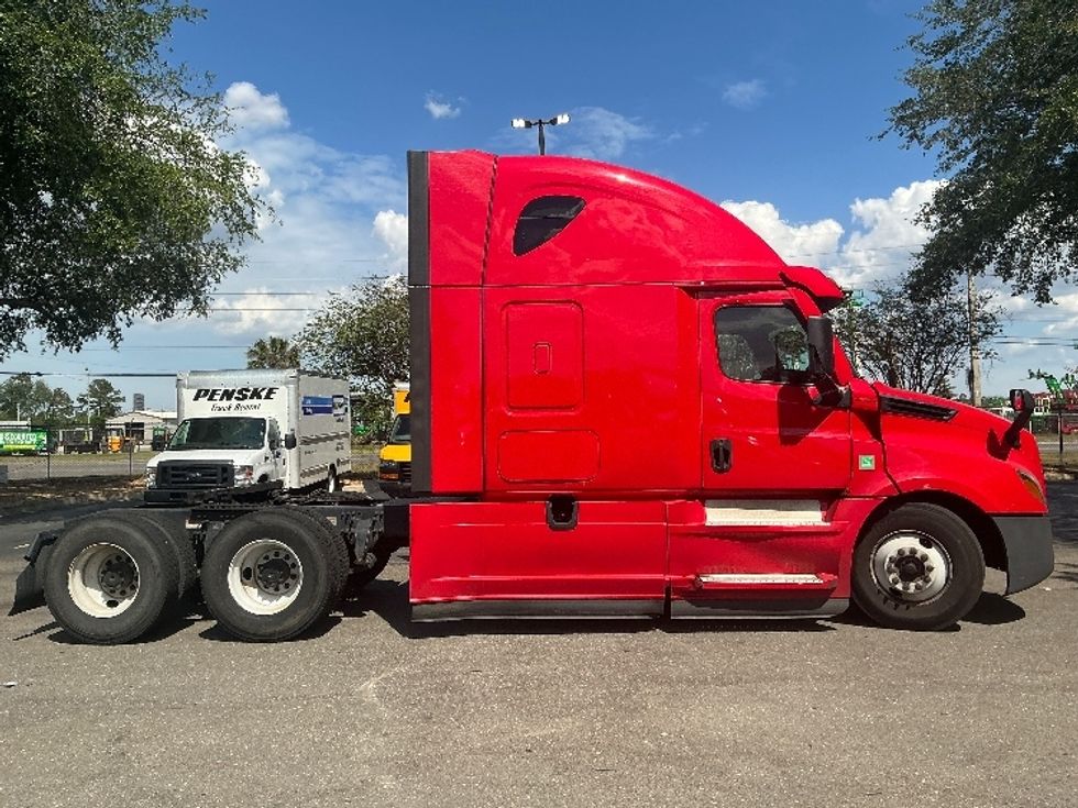 Sleeper Tractor-Heavy Duty Tractors-Freightliner-2021-T12664ST-Jacksonville-FL-627,129\n\t\tmiles-$ 46,250 - Image 8