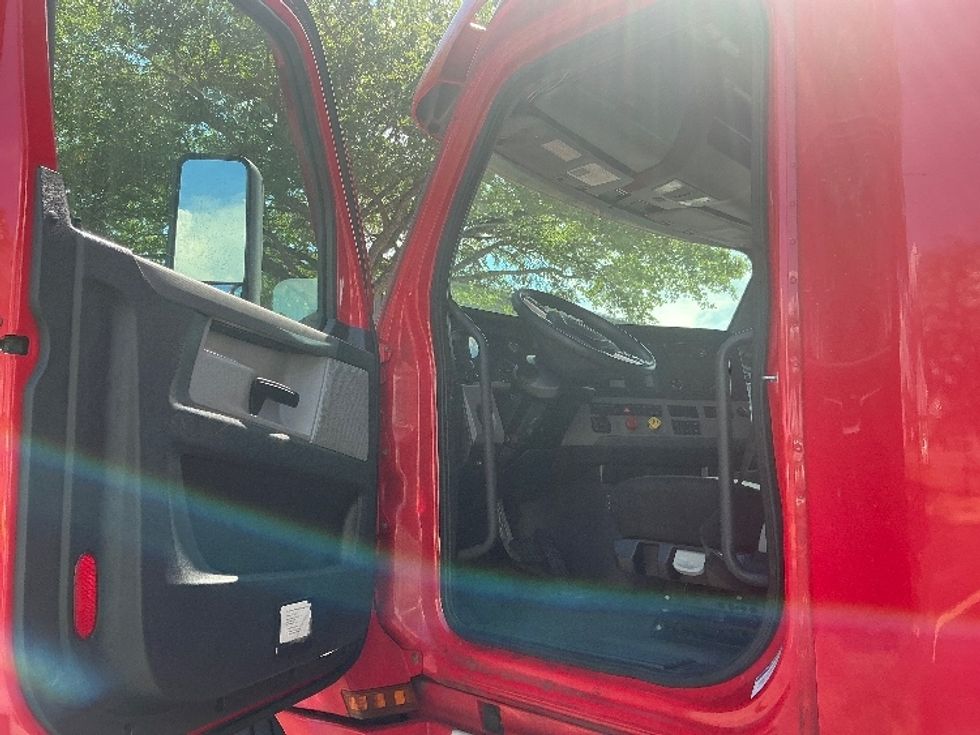 Sleeper Tractor-Heavy Duty Tractors-Freightliner-2021-T12664ST-Jacksonville-FL-627,129\n\t\tmiles-$ 46,250 - Image 9
