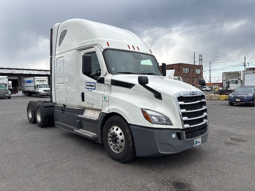 Sleeper Tractor-Heavy Duty Tractors-Freightliner-2021-T12664ST-Jessup-MD-493,131\n\t\tmiles-$ 57,250 - Image 1
