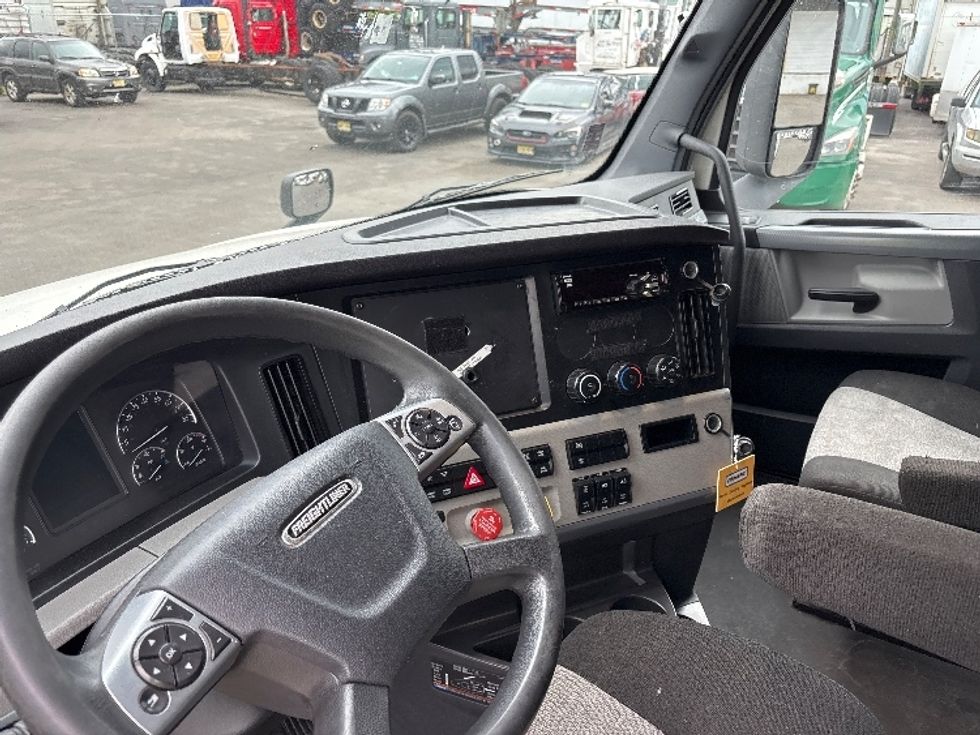 Sleeper Tractor-Heavy Duty Tractors-Freightliner-2021-T12664ST-Jessup-MD-493,131\n\t\tmiles-$ 57,250 - Image 10