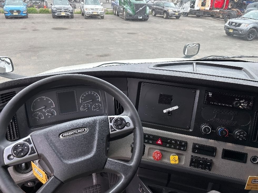 Sleeper Tractor-Heavy Duty Tractors-Freightliner-2021-T12664ST-Jessup-MD-493,131\n\t\tmiles-$ 57,250 - Image 11