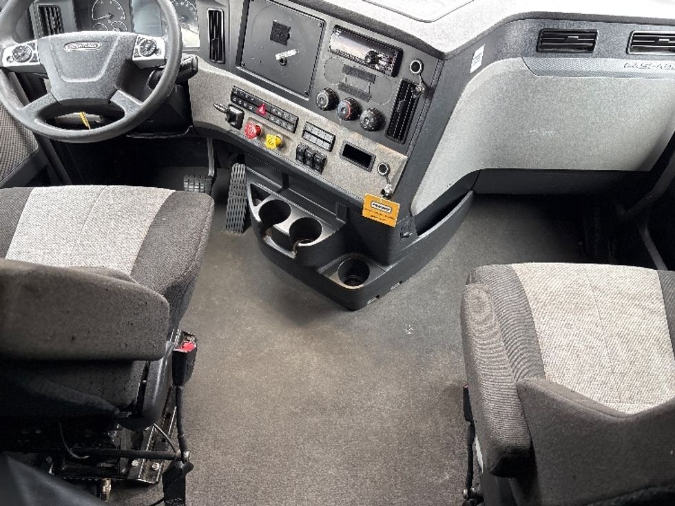Sleeper Tractor-Heavy Duty Tractors-Freightliner-2021-T12664ST-Jessup-MD-493,131\n\t\tmiles-$ 57,250 - Image 12