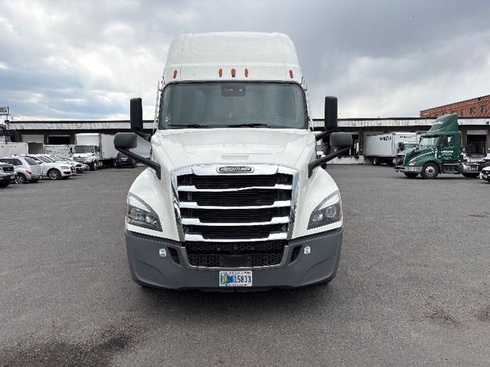 Sleeper Tractor-Heavy Duty Tractors-Freightliner-2021-T12664ST-Jessup-MD-493,131\n\t\tmiles-$ 57,250 - Image 2