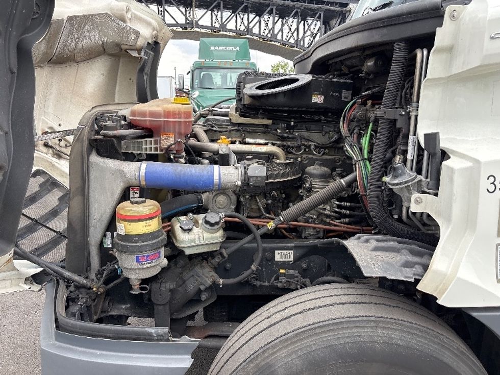 Sleeper Tractor-Heavy Duty Tractors-Freightliner-2021-T12664ST-Jessup-MD-493,131\n\t\tmiles-$ 57,250 - Image 21