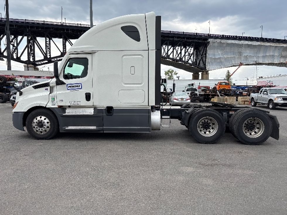 Sleeper Tractor-Heavy Duty Tractors-Freightliner-2021-T12664ST-Jessup-MD-493,131\n\t\tmiles-$ 57,250 - Image 4