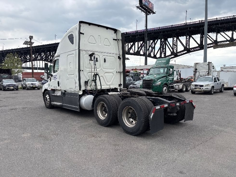 Sleeper Tractor-Heavy Duty Tractors-Freightliner-2021-T12664ST-Jessup-MD-493,131\n\t\tmiles-$ 57,250 - Image 5