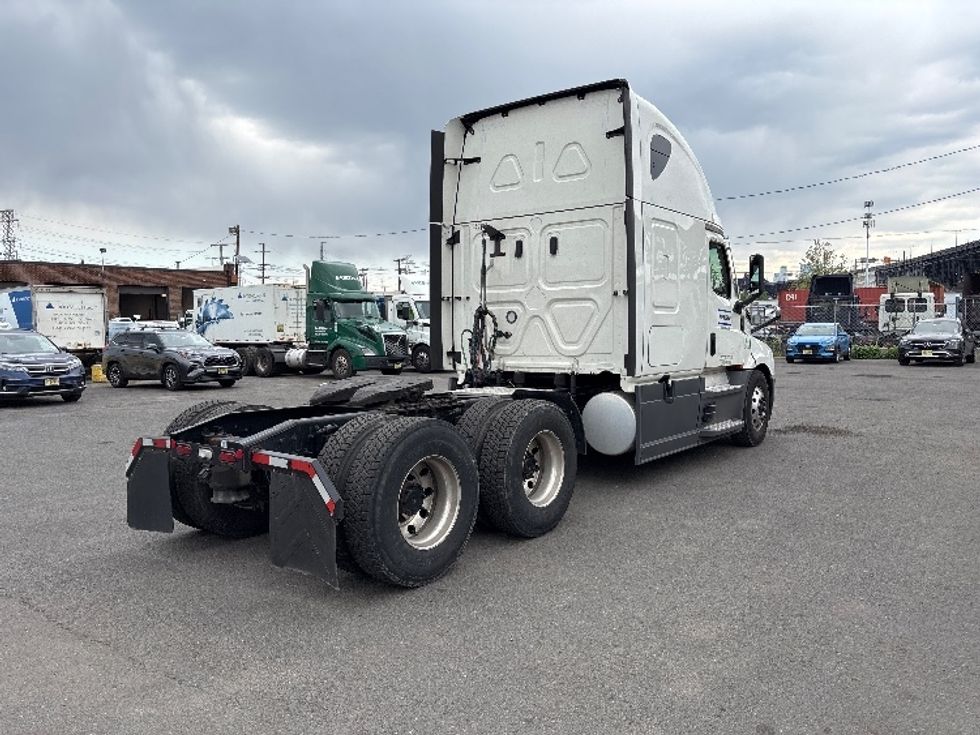 Sleeper Tractor-Heavy Duty Tractors-Freightliner-2021-T12664ST-Jessup-MD-493,131\n\t\tmiles-$ 57,250 - Image 7
