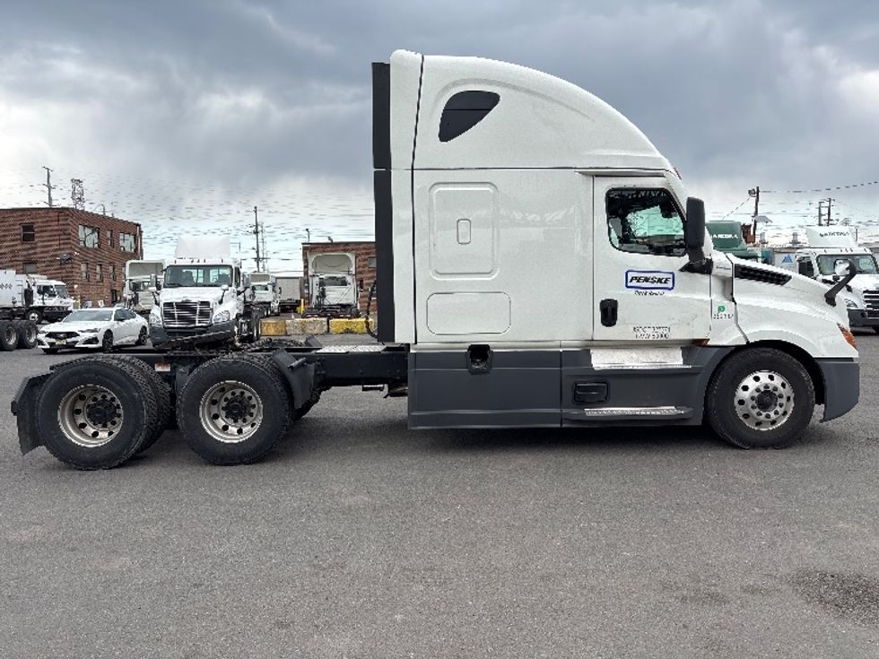 Sleeper Tractor-Heavy Duty Tractors-Freightliner-2021-T12664ST-Jessup-MD-493,131\n\t\tmiles-$ 57,250 - Image 8