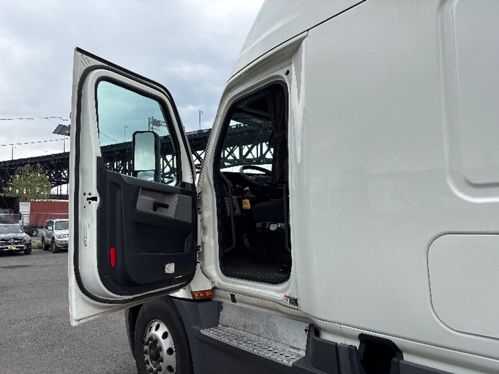 Sleeper Tractor-Heavy Duty Tractors-Freightliner-2021-T12664ST-Jessup-MD-493,131\n\t\tmiles-$ 57,250 - Image 9