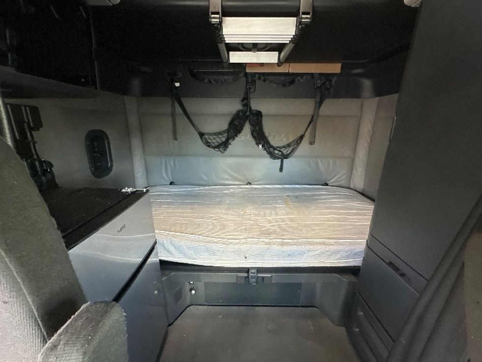 Sleeper Tractor-Heavy Duty Tractors-Freightliner-2021-T12664ST-Jessup-MD-493,131\n\t\tmiles-$ 64,000 - Image 17