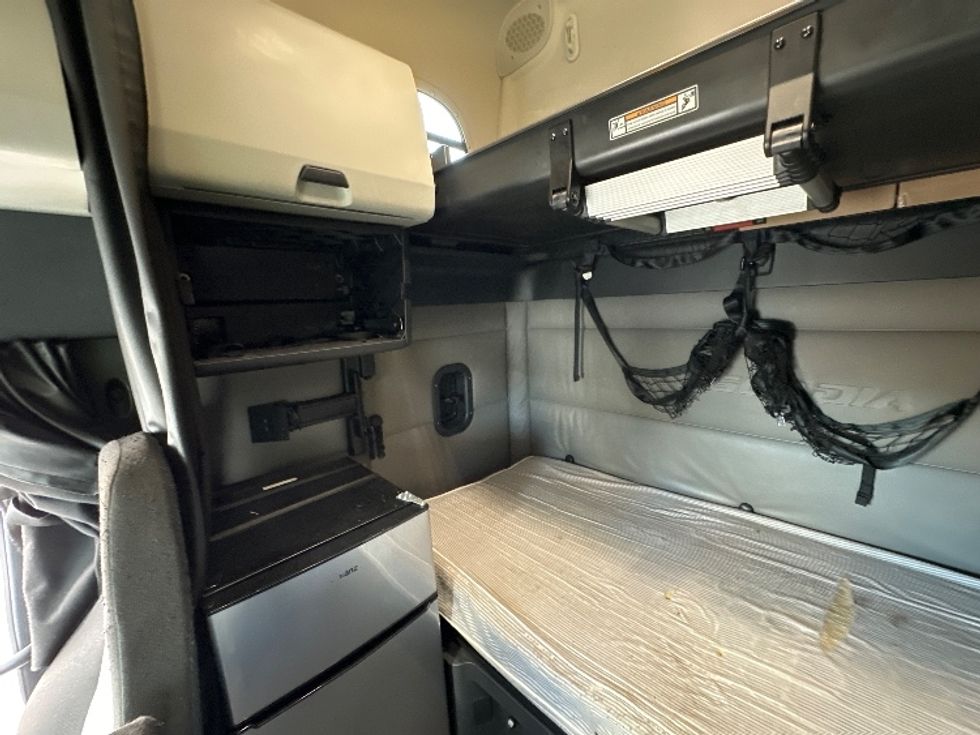 Sleeper Tractor-Heavy Duty Tractors-Freightliner-2021-T12664ST-Jessup-MD-493,131\n\t\tmiles-$ 64,000 - Image 19