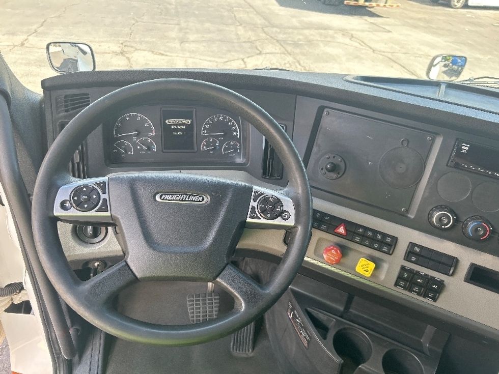 Sleeper Tractor-Heavy Duty Tractors-Freightliner-2021-T12664ST-Jessup-PA-380,430\n\t\tmiles-$ 74,500 - Image 11