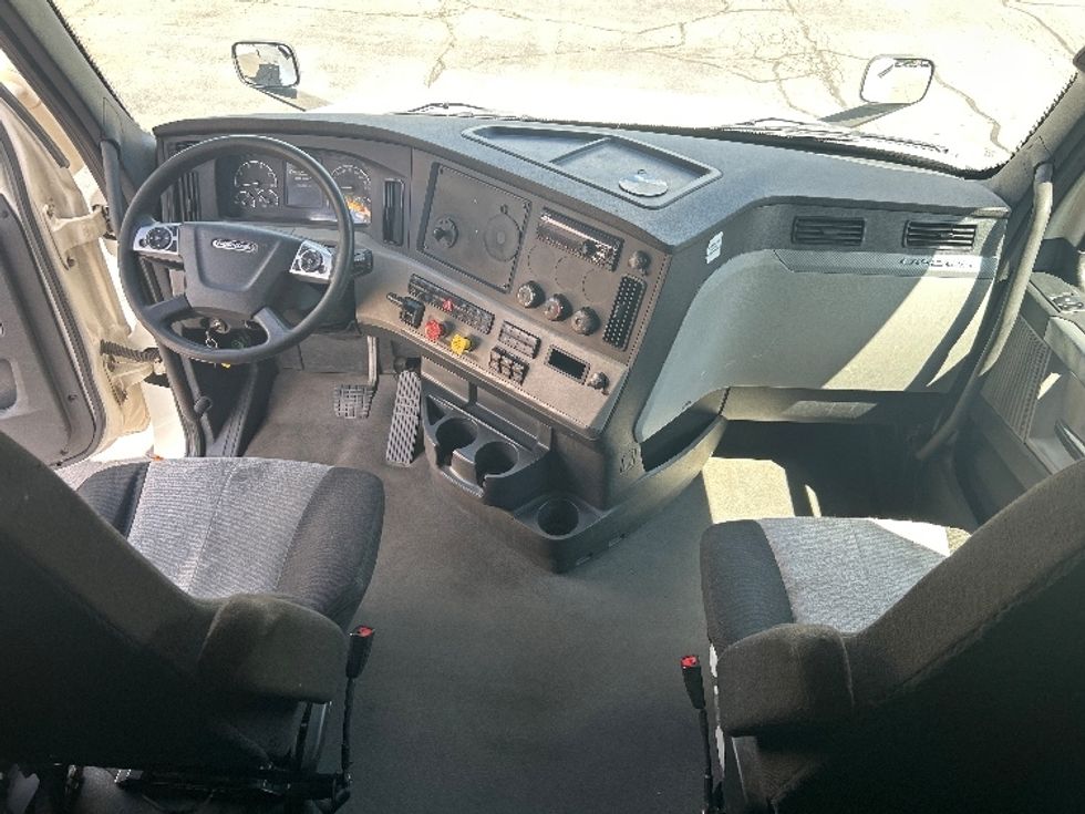 Sleeper Tractor-Heavy Duty Tractors-Freightliner-2021-T12664ST-Jessup-PA-380,430\n\t\tmiles-$ 74,500 - Image 12