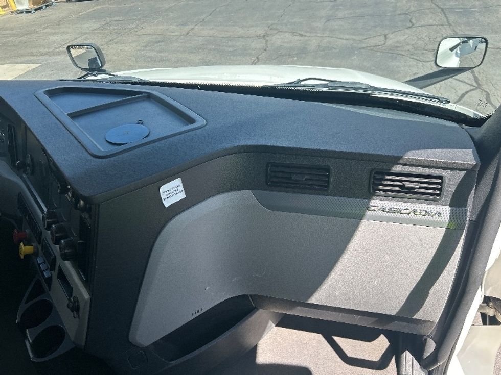 Sleeper Tractor-Heavy Duty Tractors-Freightliner-2021-T12664ST-Jessup-PA-380,430\n\t\tmiles-$ 74,500 - Image 14