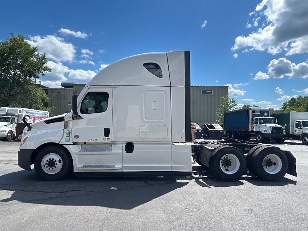 Sleeper Tractor-Heavy Duty Tractors-Freightliner-2021-T12664ST-Jessup-PA-380,430\n\t\tmiles-$ 74,500 - Image 4
