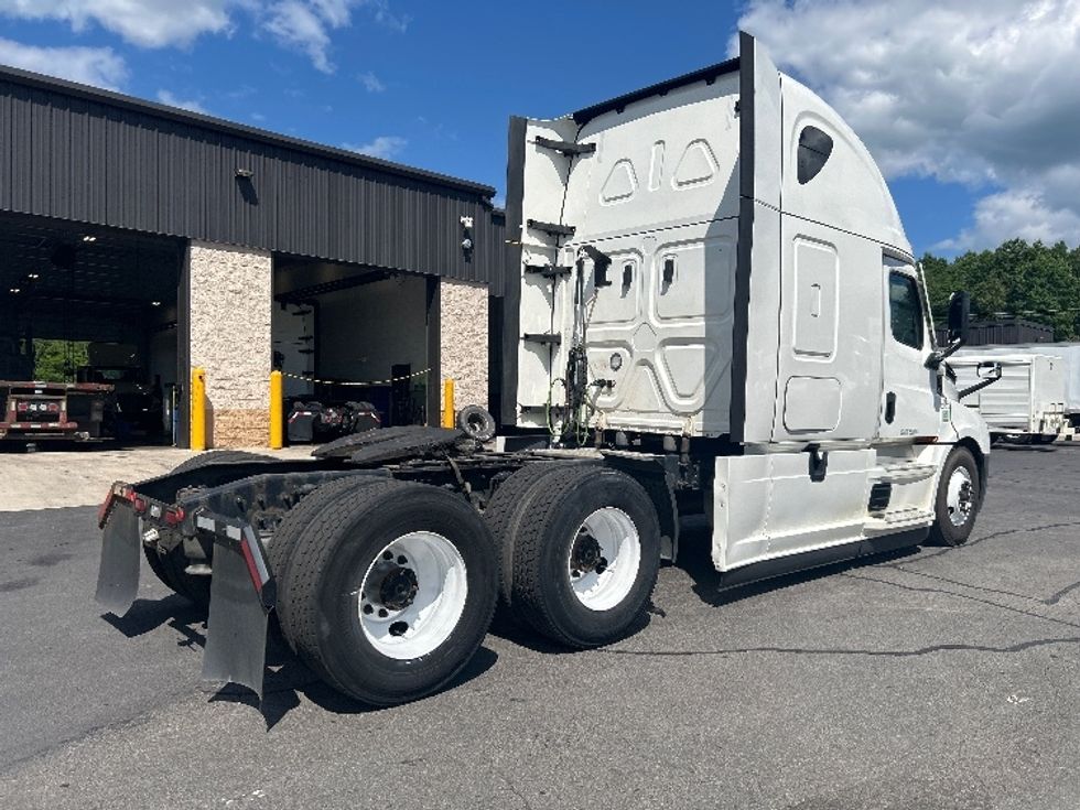 Sleeper Tractor-Heavy Duty Tractors-Freightliner-2021-T12664ST-Jessup-PA-380,430\n\t\tmiles-$ 74,500 - Image 7