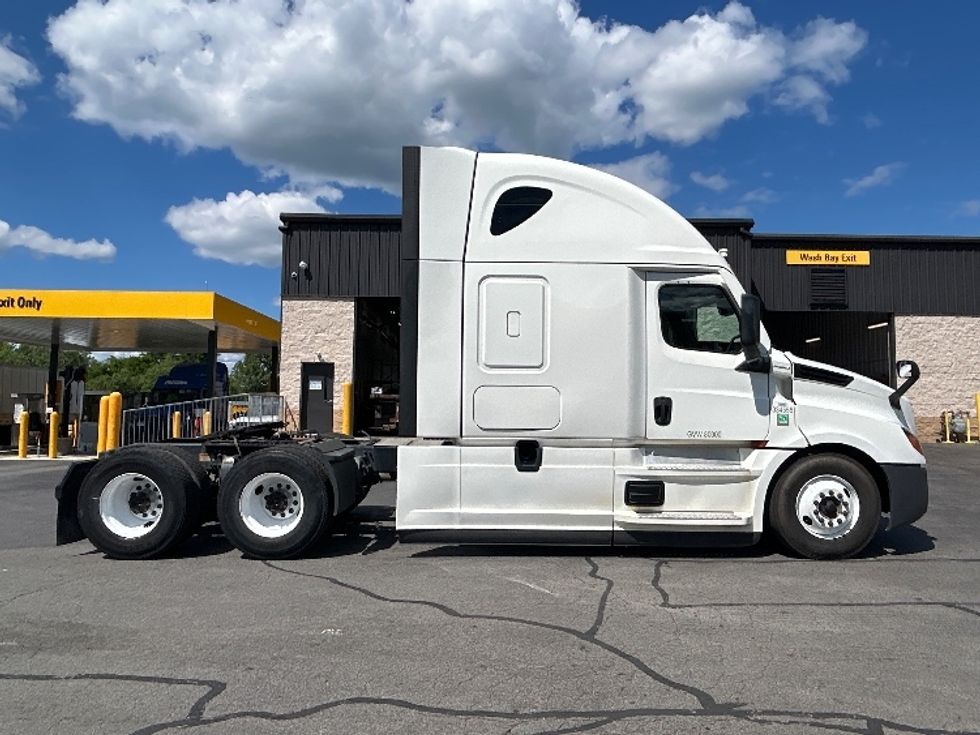 Sleeper Tractor-Heavy Duty Tractors-Freightliner-2021-T12664ST-Jessup-PA-380,430\n\t\tmiles-$ 74,500 - Image 8