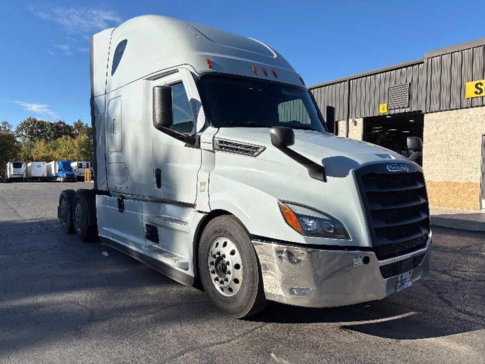 Sleeper Tractor-Heavy Duty Tractors-Freightliner-2021-T12664ST-Jessup-PA-593,810\n\t\tmiles-$ 62,500 - Image 1