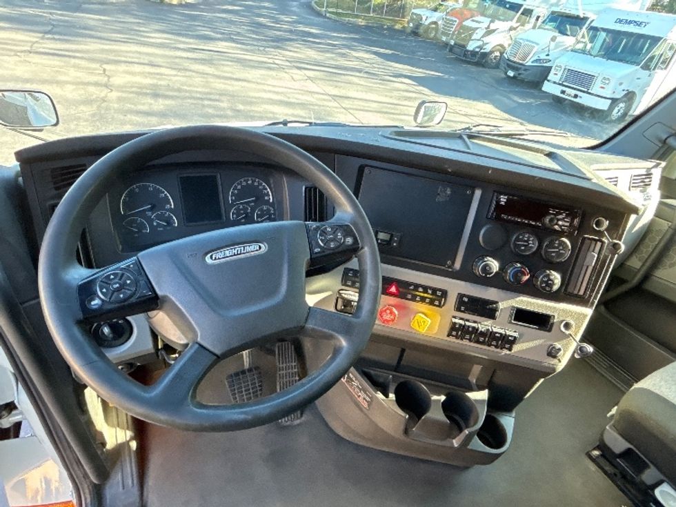 Sleeper Tractor-Heavy Duty Tractors-Freightliner-2021-T12664ST-Jessup-PA-593,810\n\t\tmiles-$ 62,500 - Image 11
