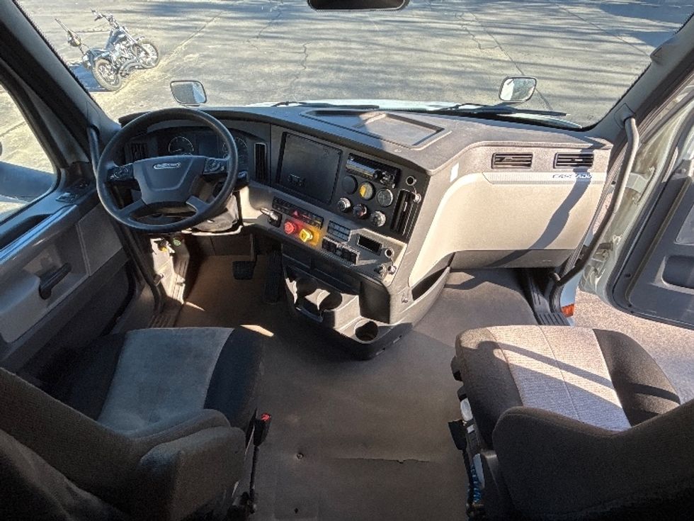 Sleeper Tractor-Heavy Duty Tractors-Freightliner-2021-T12664ST-Jessup-PA-593,810\n\t\tmiles-$ 62,500 - Image 12