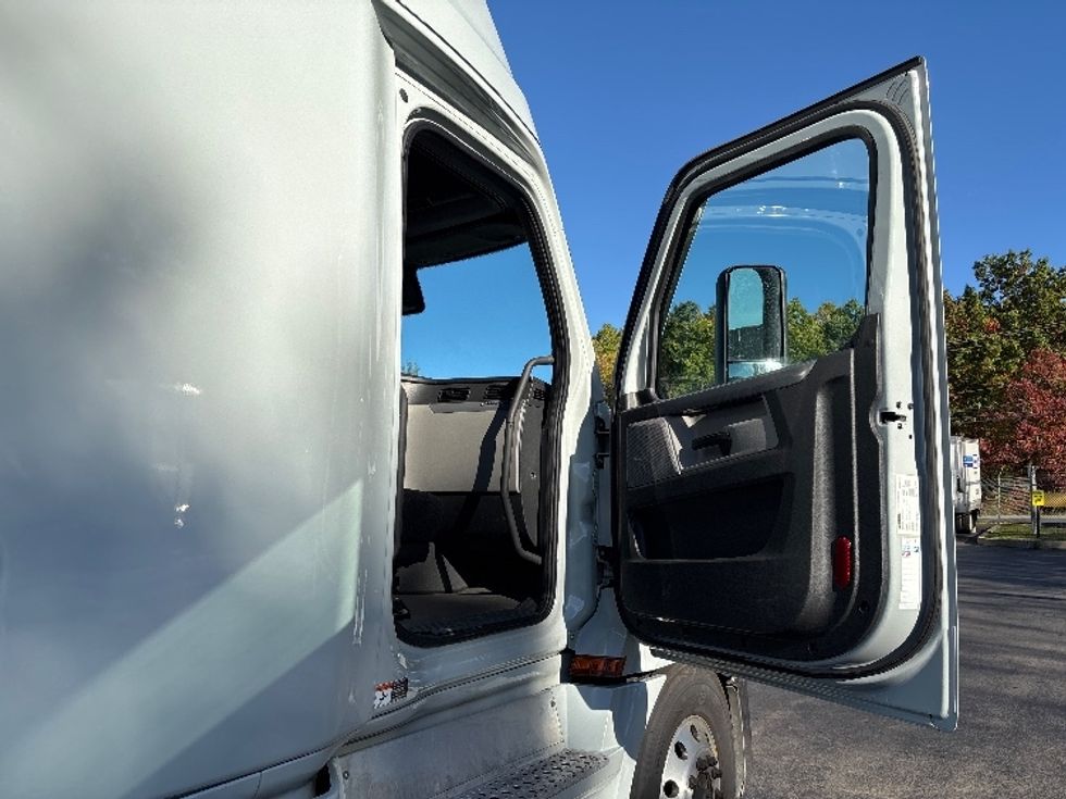 Sleeper Tractor-Heavy Duty Tractors-Freightliner-2021-T12664ST-Jessup-PA-593,810\n\t\tmiles-$ 62,500 - Image 13