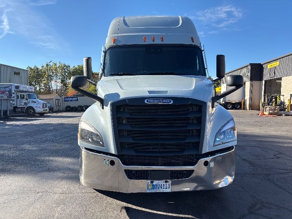 Sleeper Tractor-Heavy Duty Tractors-Freightliner-2021-T12664ST-Jessup-PA-593,810\n\t\tmiles-$ 62,500 - Image 2