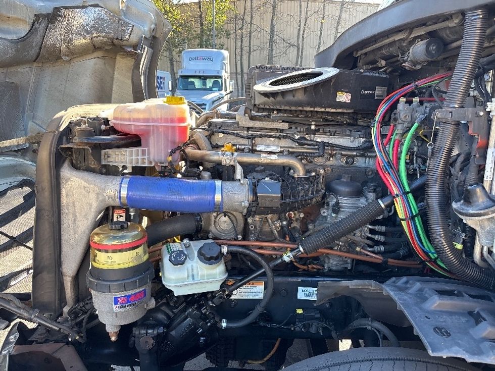 Sleeper Tractor-Heavy Duty Tractors-Freightliner-2021-T12664ST-Jessup-PA-593,810\n\t\tmiles-$ 62,500 - Image 20