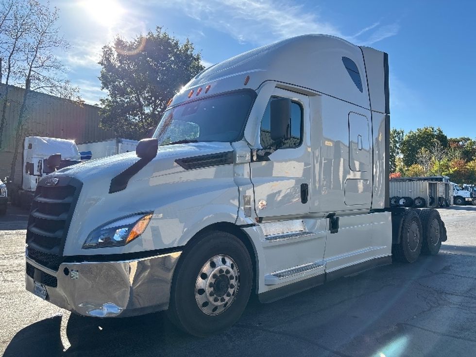 Sleeper Tractor-Heavy Duty Tractors-Freightliner-2021-T12664ST-Jessup-PA-593,810\n\t\tmiles-$ 62,500 - Image 3