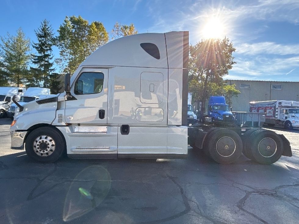 Sleeper Tractor-Heavy Duty Tractors-Freightliner-2021-T12664ST-Jessup-PA-593,810\n\t\tmiles-$ 62,500 - Image 4