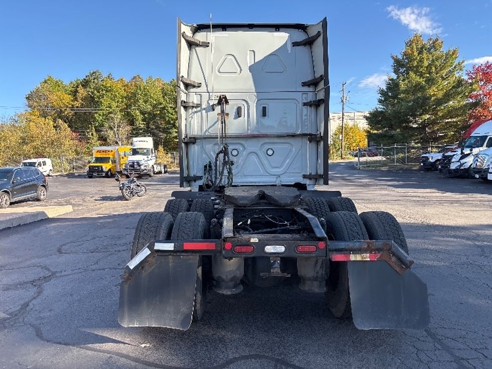 Sleeper Tractor-Heavy Duty Tractors-Freightliner-2021-T12664ST-Jessup-PA-593,810\n\t\tmiles-$ 62,500 - Image 6