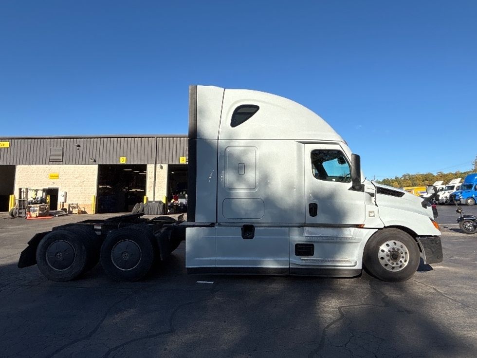 Sleeper Tractor-Heavy Duty Tractors-Freightliner-2021-T12664ST-Jessup-PA-593,810\n\t\tmiles-$ 62,500 - Image 8