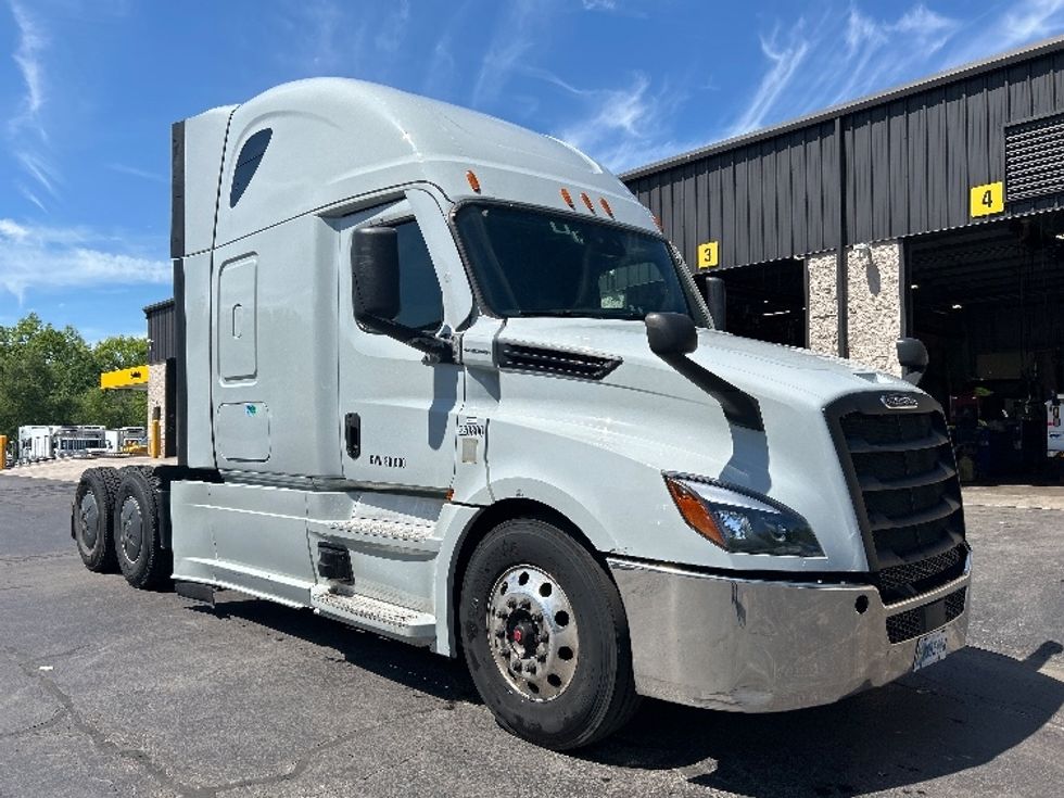 Sleeper Tractor-Heavy Duty Tractors-Freightliner-2021-T12664ST-Jessup-PA-601,128\n\t\tmiles-$ 51,000 - Image 1