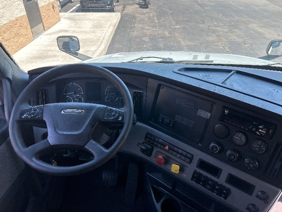 Sleeper Tractor-Heavy Duty Tractors-Freightliner-2021-T12664ST-Jessup-PA-601,128\n\t\tmiles-$ 51,000 - Image 11