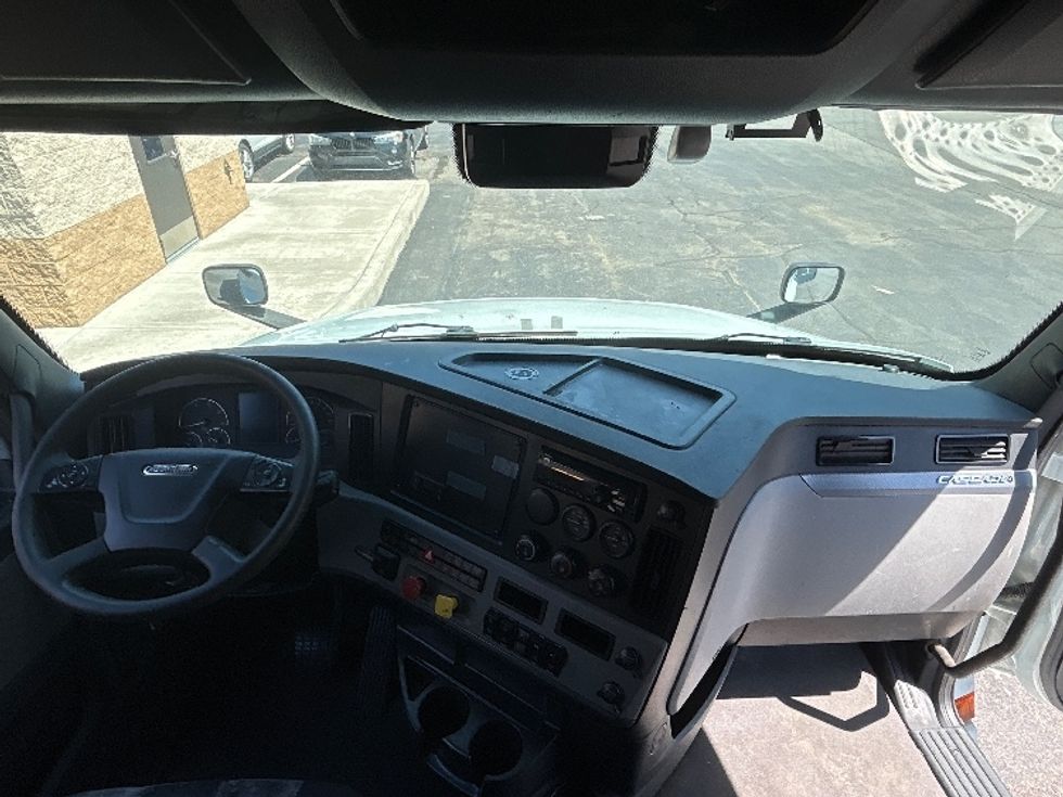 Sleeper Tractor-Heavy Duty Tractors-Freightliner-2021-T12664ST-Jessup-PA-601,128\n\t\tmiles-$ 51,000 - Image 12
