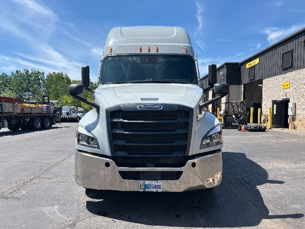 Sleeper Tractor-Heavy Duty Tractors-Freightliner-2021-T12664ST-Jessup-PA-601,128\n\t\tmiles-$ 51,000 - Image 2