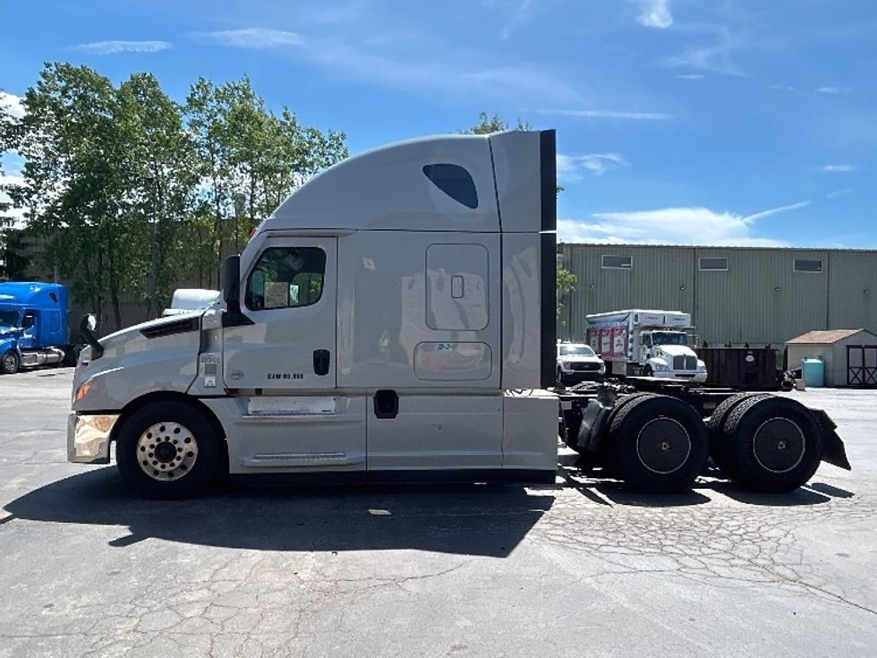 Sleeper Tractor-Heavy Duty Tractors-Freightliner-2021-T12664ST-Jessup-PA-601,128\n\t\tmiles-$ 51,000 - Image 4