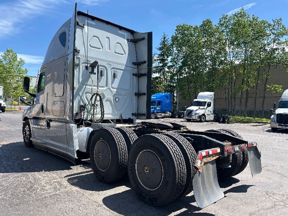 Sleeper Tractor-Heavy Duty Tractors-Freightliner-2021-T12664ST-Jessup-PA-601,128\n\t\tmiles-$ 51,000 - Image 5