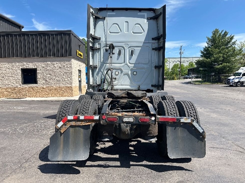 Sleeper Tractor-Heavy Duty Tractors-Freightliner-2021-T12664ST-Jessup-PA-601,128\n\t\tmiles-$ 51,000 - Image 6