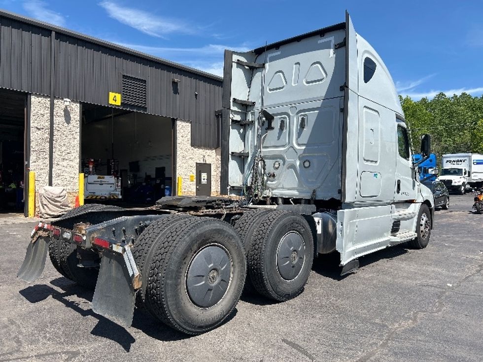 Sleeper Tractor-Heavy Duty Tractors-Freightliner-2021-T12664ST-Jessup-PA-601,128\n\t\tmiles-$ 51,000 - Image 7