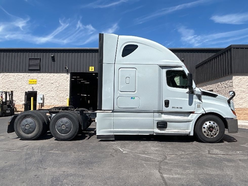Sleeper Tractor-Heavy Duty Tractors-Freightliner-2021-T12664ST-Jessup-PA-601,128\n\t\tmiles-$ 51,000 - Image 8