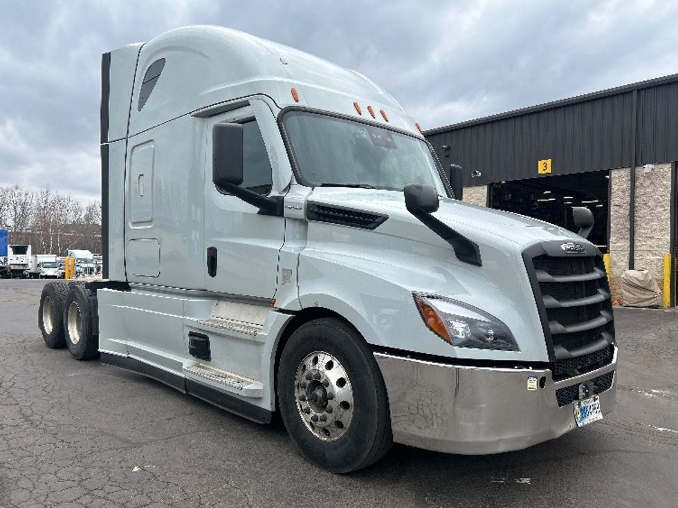 Sleeper Tractor-Heavy Duty Tractors-Freightliner-2021-T12664ST-Jessup-PA-615,551\n\t\tmiles-$ 48,250 - Image 1