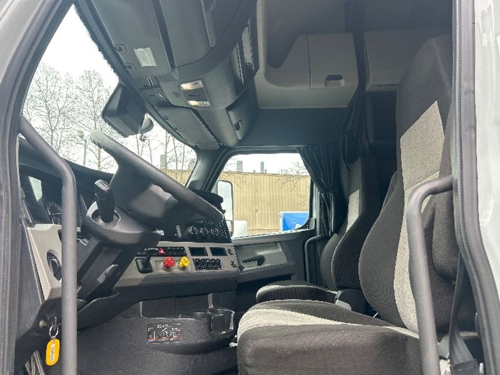 Sleeper Tractor-Heavy Duty Tractors-Freightliner-2021-T12664ST-Jessup-PA-615,551\n\t\tmiles-$ 48,250 - Image 10