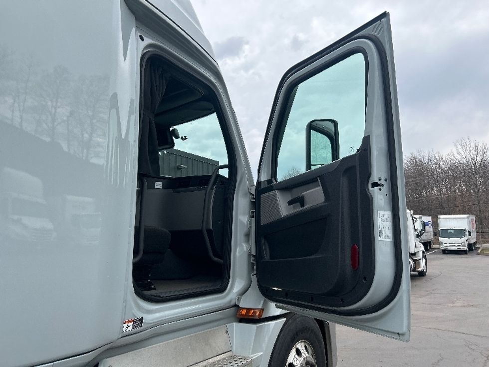 Sleeper Tractor-Heavy Duty Tractors-Freightliner-2021-T12664ST-Jessup-PA-615,551\n\t\tmiles-$ 48,250 - Image 13