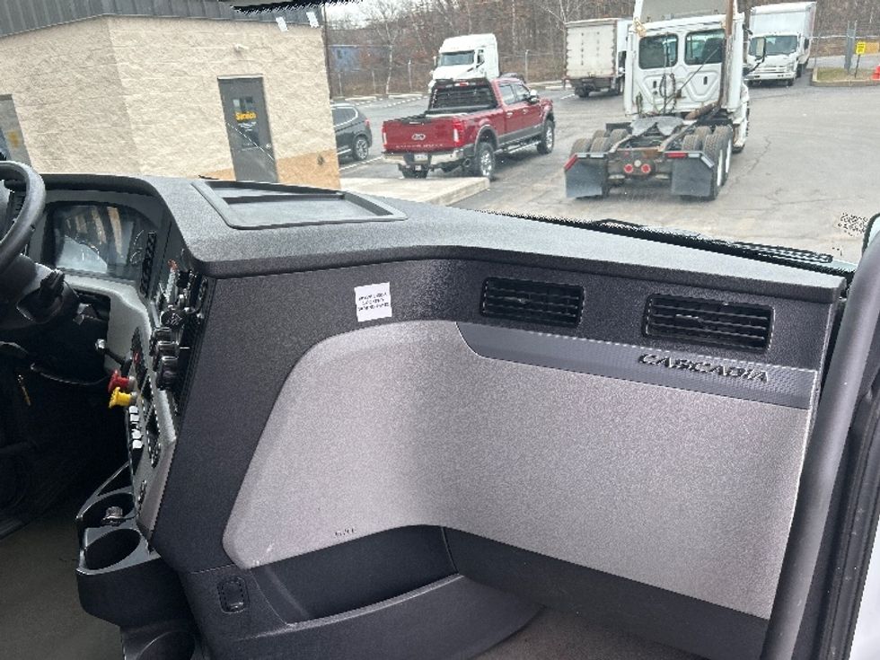 Sleeper Tractor-Heavy Duty Tractors-Freightliner-2021-T12664ST-Jessup-PA-615,551\n\t\tmiles-$ 48,250 - Image 14