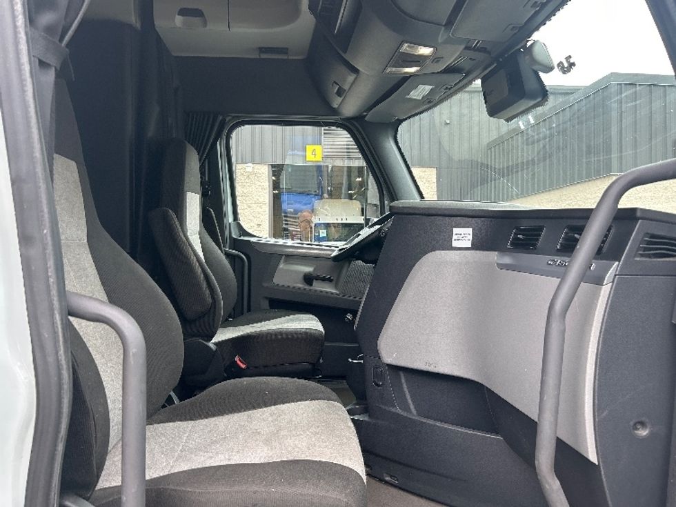 Sleeper Tractor-Heavy Duty Tractors-Freightliner-2021-T12664ST-Jessup-PA-615,551\n\t\tmiles-$ 48,250 - Image 15