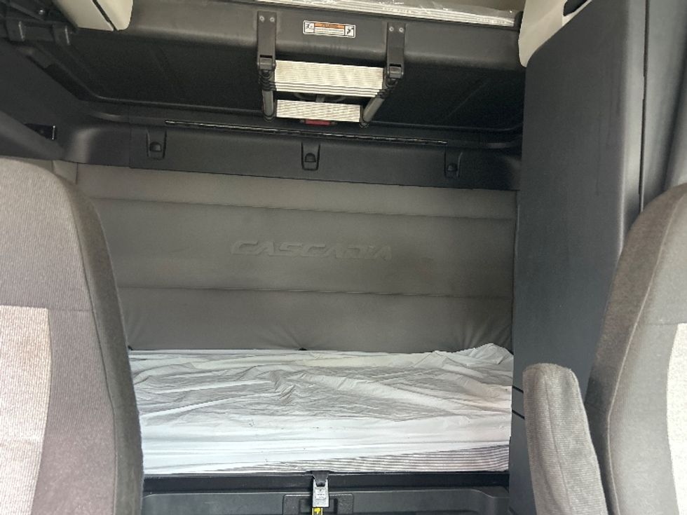 Sleeper Tractor-Heavy Duty Tractors-Freightliner-2021-T12664ST-Jessup-PA-615,551\n\t\tmiles-$ 48,250 - Image 16