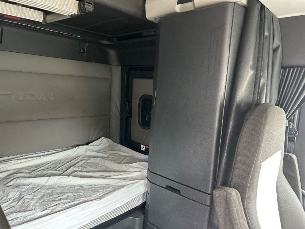 Sleeper Tractor-Heavy Duty Tractors-Freightliner-2021-T12664ST-Jessup-PA-615,551\n\t\tmiles-$ 48,250 - Image 17