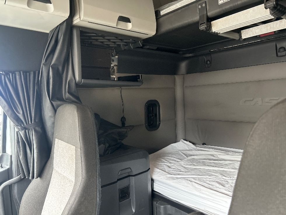 Sleeper Tractor-Heavy Duty Tractors-Freightliner-2021-T12664ST-Jessup-PA-615,551\n\t\tmiles-$ 48,250 - Image 18